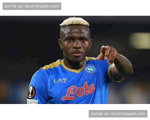 焦点瞬间：奥斯梅恩暴力头槌破门，帮助那不勒斯取得领先