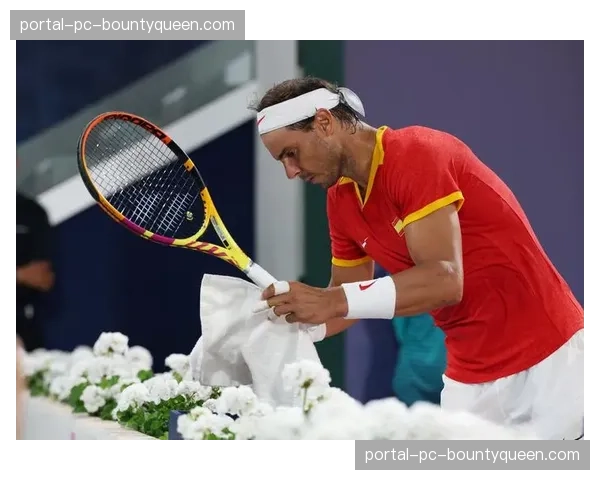 特写:纳达尔在巴塞罗那主场赢球后,向看台送出纪念网球 特写:纳达尔在巴塞罗那主场赢球后,向看台送出纪念网球